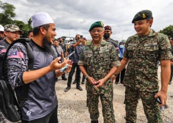 Ebit Lew (kiri)  Al-Sultan Abdullah  dan Tengku Hassanal Ibrahim Alam Shah di Temerloh, Pahang hari ini.