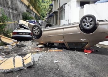 Keadaan kereta yang merempuh dan menghempap seorang pejalan kaki sehingga maut di sebuah kondominium di Georgetown, Pulau Pinang semalam.