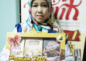 Hazilah Abdul Rahman bersama sebahagian daripada produk keluaran syarikat, Terang Bulan Food Industries (M) Sdn. Bhd. di Bukit Mertajam, Pulau Pinang.