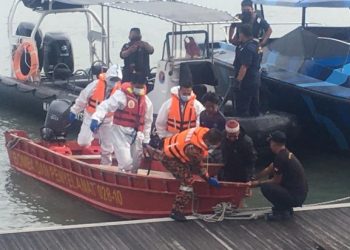 PASUKAN Bomba dan Penyelamat Pulau Pinang membawa naik mayat nelayan yang ditemukan pagi tadi di perairan Padang Kota, Georgetown selepas dilaporkan terjatuh kelmarin. Gambar  IHSAN BOMBA