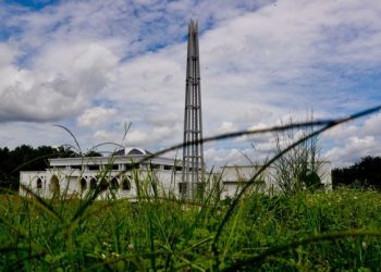 KEADAAN masjid baharu di Kampung Seri Mendapat yang terbengkalai sejak 2018 kerana masalah kewangan di Jasin. UTUSAN/ RASUL AZLI SAMAD