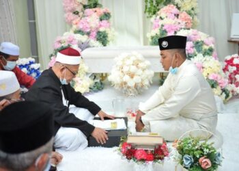 PASANGAN di Melaka hanya dibenarkan mengadakan majlis akad nikah di masjid kariah masing-masing yang berada dalam zon hijau atau Pejabat Agama Islam Daerah. UTUSAN/ DIYANATUL ATIQAH ZAKARYA