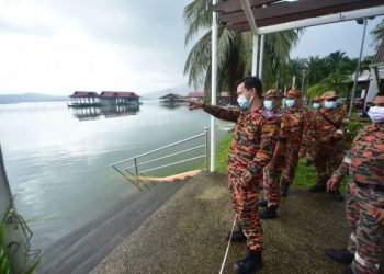 HANAFFI Mohd. meninjau keadaan terkini limpahan air di Pengkalan Gawi, Tasik Kenyir di Hulu Terengganu hari ini.