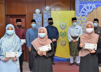 TUANKU Syed Faizuddin (tiga dari kiri)
bersama pelajar dalam majlis bantuan institut pengajian tinggi (IPT) luar negara kepada para pelajar Perlis yang akan melanjutkan pelajaran ke Jordan pada penghujung November ini di Dewan Tuanku Syed Faizuddin Putra Jamalullail, Kompleks Islam Perlis hari ini.-UTUSAN