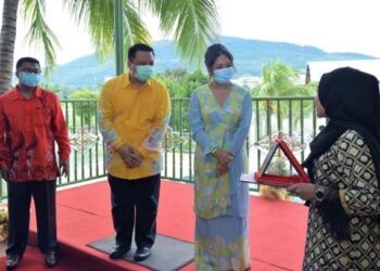 TUANKU Syed Faizuddin (baju kuning) dan  Tuanku Hajah Lailatul Shahreen Akashah Khalil berangkat pada majlis sambutan Hari Warga Emas dan orang kurang upaya (OKU) peringkat negeri Perlis 2020 di Pauh Inn, Politeknik Tuanku Syed Sirajuddin (PTSS) Pauh Putra, Arau, Perlis hari ini.