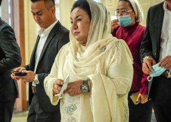 Rosmah Mansor hadir bagi prosiding perbicaraan kes rasuah yang dihadapinya berhubung projek solar hibrid di sekolah luar bandar Sarawak di Mahkamah Tinggi Kuala Lumpur hari ini. UTUSAN/FARIZ RUSADIO