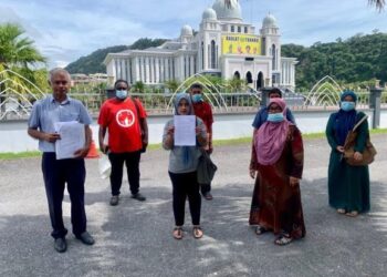 DR. Jeyakumar Devaraj (kiri) bersama penduduk Kampung Seri Kesinai, Padang Besar yang dijangka berdepan tindakan pengusiran menunjukan memorandum yang dihantar kepada Menteri Besar Perlis di Kompleks DUN Perlis, Kangar, Perlis hari ini.- UTUSAN/MOHD. HAFIZ ABD. MUTALIB