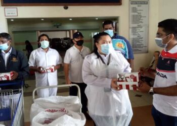 Muhd. Shameer Mohd. Sulaiman (kanan) menyerahkan sumbangan makanan kepada petugas di Hospital Pulau Pinang (HPP) semalam sebagai menghargai sumbangan mereka memerangi wabak Covid-19.