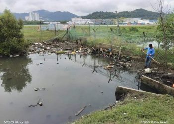 Sungai Nipah di Kampung Naran, Bayan Lepas, Pulau Pinang yang tercemar dan dipenuhi sampah-sarap.