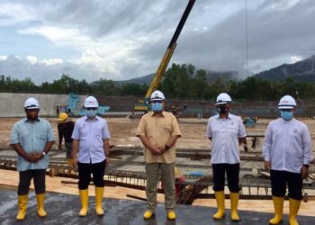 WAN Sukairi Wan Abdullah (tengah) meninjau tapak projek Velodrom Dungun di Dungun, Terengganu hari ini. UTUSAN/  TENGKU DANISH BAHRI TENGKU YUSOFF