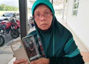 NORAINI Shariff menunjukkan gambar Mohamad Nur Taufik yang maut dalam kejadian kemalangan di Kilometer 5, Jalan Kampung Batu-Inas (Bukit Miku), dekat sini, malam, semalam.-MINGGUAN/NOR AINNA HAMZAH.