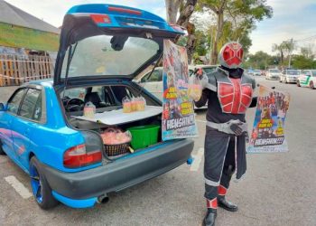 SAMAD Ismail memakai kostum kamen rider sebagai gimik menjual jambu dan mangga asam boi di Padang Polo di Ipoh.