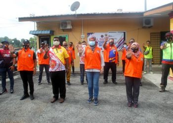 Rina Harun (depan tengah) bergambar bersama Sukarelawan Belia Malaysia pada Program Rakan Muda 'Give Back' sempena Hari Sukarelawan Belia Malaysia Peringkat Negeri Selangor di Balairaya Kampung Salak Tinggi, Sepang di sini, hari ini.- UTUSAN/: FAISOL MUSTAFA