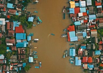 Pemandangan dari udara menggunakan dron menunjukkan deretan bot-bot nelayan serta rumah-rumah kampung yang padat di sepanjang muara Sungai Perlis menjadikan salah satu lokasi menari untuk dikunjungi.