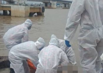 ANGGOTA bomba membantu operasi mengangkat mayat lelaki yang tidak diketahui identiti yang ditemukan terapung dalam Sungai Endau di Mersing, Johor.