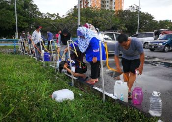 Syarikat Air Negeri Sembilan (Sains) menyediakan kemudahan paip sementara untuk kegunaan penduduk Port Dickson di Batu 5, Port Dickson susulan gangguan bekalan air di daerah tersebut dan Seremban bermula kelmarin.-UTUSAN/ZAKKINA WATI AHMAD TARMIZI.