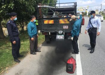 AZMAN Shah Ismail (dua dari kiri) pada operasi bersepadu pemeriksaan asap hitam di Sanglang sempadan Perlis -Kedah di sini hari ini.- UTUSAN/NAZLINA NADZARI