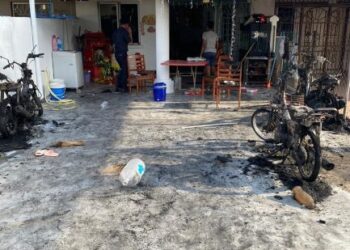 Keadaan motosikal yang musnah di sebuah rumah di Taman Sentosa yang cuba dibakar oleh tiga suspek, Ahad lalu