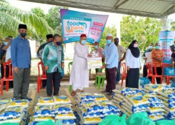 Dr. Zulkifli Mohamad Al-Bakri (depan, tiga dari kiri) menyerahkan sumbangan kepada mangsa yang terjejas banjir di Masjid Kuala Sawah, Rantau dekat sini hari ini.-UTUSAN/ZAKKINA WATI AHMAD TARMIZI.