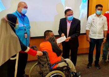 Shabudin Yahaya menyampaikan sumbangan kepada peniaga Kompleks Mutiara Selera dalam majlis di Georgetown, Pulau Pinang