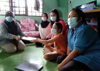 ROMBONGAN dari Cakna Kesihatan Pergigian HUSM menyerahkan sumbangan kepada keluarga Koh Kim Keok (kanan) di rumah mereka di Kampung Sireh Bawah Lembah, Kota Bharu semalam.
Foto ROHANA MOHD. NAWI