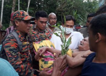 KEADAAN lelaki warga emas yang ditemukan dalam keadaan lemah setelah dilaporkan hilang dari rumahnya di Kampung Kelian Gunung, Ijok di Selama hari ini. - GAMBAR IHSAM JBPM