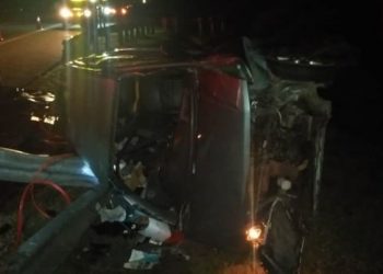 KEADAAN Perodua Kenari yang dipandu Junazeni Taha dan rakan sekerjanya yang terlibat kemalangan di Kilometer 266.1, Lebuhraya Pantai Timur 2 (LPT2) berhampiran susur keluar Plaza Tol Cheneh di sini malam tadi.