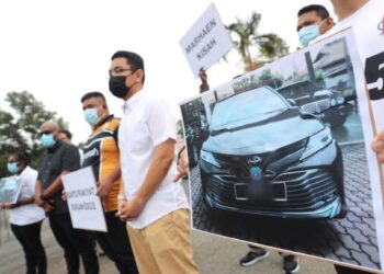 GAMBAR kereta jenis Toyota Camry yang didakwa digunakan barisan Exco Kerajaan Negeri Melaka ketika bantahan aman di hadapan Kompleks Seri Negeri, Ayer Keroh, Melaka. UTUSAN/ RASUL AZLI SAMAD