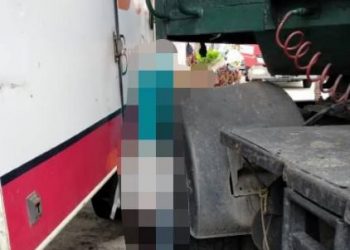 MANGSA yang maut akibat tersepit antara dua buah lori di RnR Kulai, Johor.
Gambar: Bomba Johor