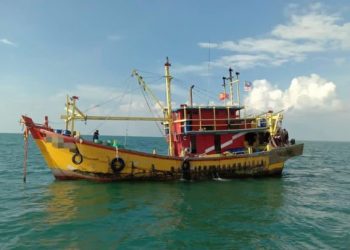 Sebuah bot nelayan warga asing yanv ditahan dalam Op Bentang Laut di perairan Kuala Kedah semalam.