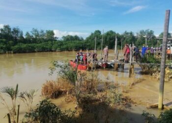 ANGGOTA bomba membantu dua nelayan setelah bot mereka hanyut setelah kehabisan minyak dalam kejadian di Jeti Parit Karang, Tangkak.
Gambar: Bomba Johor