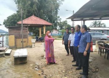 Sharifah Azizah (kiri) meninjau kawasan banjir kilat akibat air pasang besar di Kampung Tanjung Buai bersama pihak Pejabat Daerah Kota Tinggi serta Jabatan Pengairan dan Saliran Daerah Kota Tinggi.
Gambar: MASTURAH SURADI