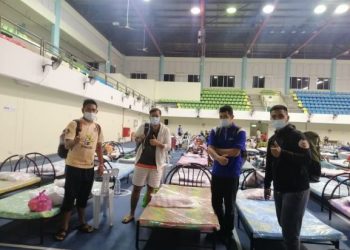 PESAKIT warga tempatan di PKRC Kompleks Sukan Balik Pulau bersiap sedia untuk dipindahkan dan dirawat berasingan dengan warga asing di Pusat Latihan Zakat (Pulaza), Pantai Acheh, Pulau Pinang malam ini.