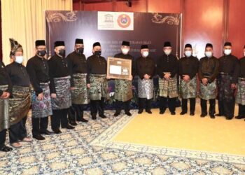 MOHD. Ali Mohd. Rustam (tengah) bersama barisan kepemimpinan Pesaka termasuk Md. Sohaimi Mohamed Shah (tujuh dari kiri) dan Megat Zulkarnain Omardin (enam dari kiri) pada majlis penyerahan sijil pengiktirafan Silat sebagai Representative List Of The Intangible Cultural Heritage Of The Humanity Unesco di Pejabat Tuan Yang Terutama (TYT), Seri Negeri, Ayer Keroh. UTUSAN/ RASUL AZLI SAMAD