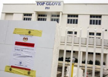 notis penutupan operasi sementara Kilang Top Glove Corp Bhd BERMULA 25 November sehingga 8 Disember 2020 di Meru, Klang, Selangor berikutan penularan wabak Covid-19. UTUSAN/ZULFADHLI ZAKI