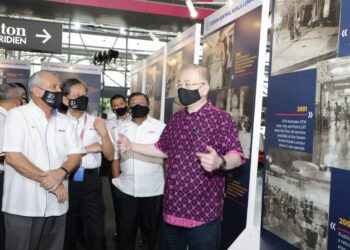 WEE Ka Siong bercerita mengenai peranan pengendali rel dan penyedia perkhidmatan di Stesen Sentral Kuala Lumpur di sini, hari ini. -GAMBAR FACEBOOK