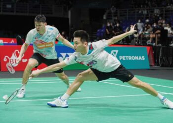 LANGKAH Tan Wee Kiong (kanan) dan Tan Kian Meng tersekat pada pusingan kedua Terbuka Malaysia kelmarin. - UTUSAN/FARIZ RUSADIO