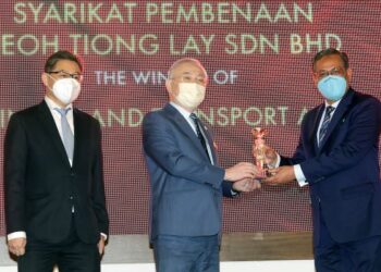 WEE Ka Siong menyampaikan anugerah kepada YTL Construction dalam majlis penganugerahan Kecemerlangan Pengangkutan dan Logistik Antarabangsa Kuala Lumpur (Kilat) 2021 di Putrajaya. - FOTO/FAISOL MUSTAFA