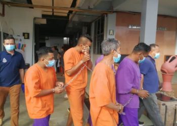 LIMA suspek baharu di bawa keluar dari Mahkamah Kangar, Perlis hari ini selepas mendapat perintah reman selama lima hari bagi membantu siasatan insiden tembakan yang mengorbankan seorang anggota Pasukan Gerakan Am (PGA)  di sempadan Malaysia-Thailand baru-baru ini.- UTUSAN/NAZLINA NADZARI