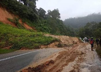 KEADAAN tanah runtuh di Kilometer 57, Jalan Raya Timur Barat (JRTB) Gerik-Jeli berhampiran kawasan rehat dan rawat Banjaran Titiwangsa dekat Gerik hari ini.  - UTUSAN/GAMBAR MEDIA SOSIAL