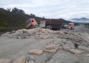 Bungkusan simen yang bertaburan di Kilometer 381.6,  Lebuhraya Pantai Timur 2 (LPT2) arah Bukit Besi-Ajil, di sini hari ini.
GAMBAR : Ihsan PDRM