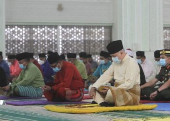 SULTAN Nazrin Muizzuddin Shah berangkat ke majlis kesyukuran dan doa selamat sempena ulang tahun hari keputeraan baginda di Masjid Sultan Idris Shah II di Ipoh hari ini. – Utusan/ZULFACHRI ZULKIFLI