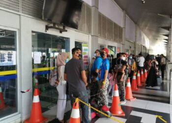 KEPADATAN penumpang di terminal feri Kuala Perlis sejak sekian lama.- UTUSAN