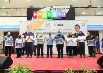 WAN Junaidi Tuanku Jaafar (tengah) bersama penerima dalam program lawatan kerja MEDAC di pusat beli-belah Angsana Johor Bahru Mall, di Johor. - FOTO/KHAIRUL MOHD. ALI