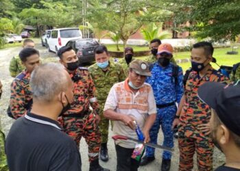 WARGA emas (tengah) yang dilaporkan hilang di kawasan hutan dekat Sungai Bil, Tanjung Malim semalam, ditemukan selamat hari ini.  - FOTO/IHSAN JBPM PERAK