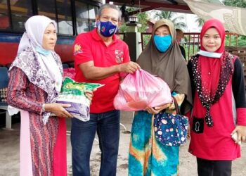 Saad Yaacob  menyampaikan sumbangan kepada salah seorang asnaf  di pekarangan Masjid Permatang Rambai, Kepala Batas, Pulau Pinang semalam.