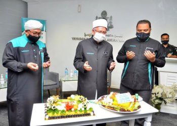 ZULKIFLI Mohamad Al-Bakri (tengah)  berdoa selepas memotong pulut kuning sebagai gimik Ijtimak Warga Yadim sempena ulang tahun ke-47 sebelum memimpin doa selamat sambil disaksikan Nasrudin Hassan (kiri) dan Tuan Kamarul Arief Tuan Soh.