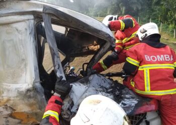 Anggota bomba mengeluarkan pemandu lori yang rentung setelah lori dipandunya kemalangan dan terbakar di Lebuh Raya NKVE, awal pagi ini.