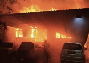 KEBAKARAN sebuah rumah di Taman Malik, Alor Setar yangh mengorbankan  Roslan Abu Bakar, semalam.