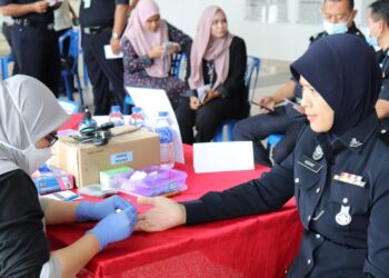 PEGAWAI dan anggota polis IPK Johor menjalani pemeriksaan kesihatan percuma anjuran Hospital Pakar KPJ Dato' Onn, semalam.